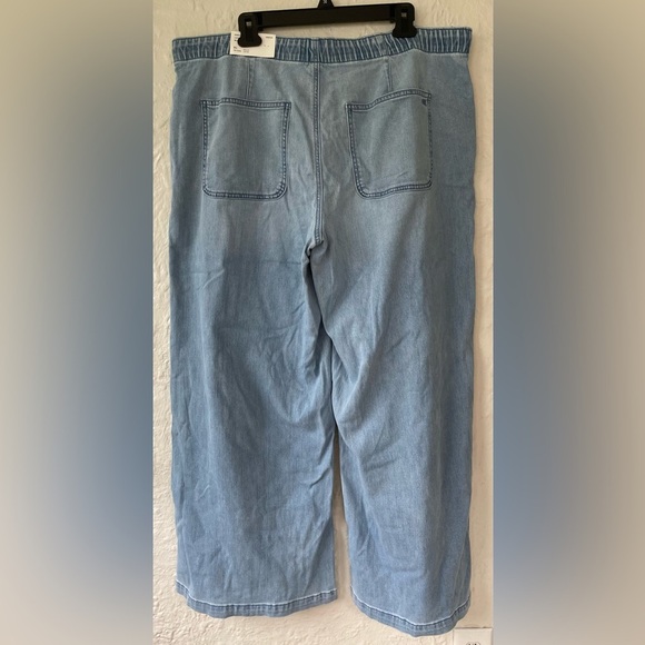 AE Stretch Low-Rise Ultra Wide-Leg Light Wash Pull-On Jean, Elastic Waist; XL - Picture 5 of 11